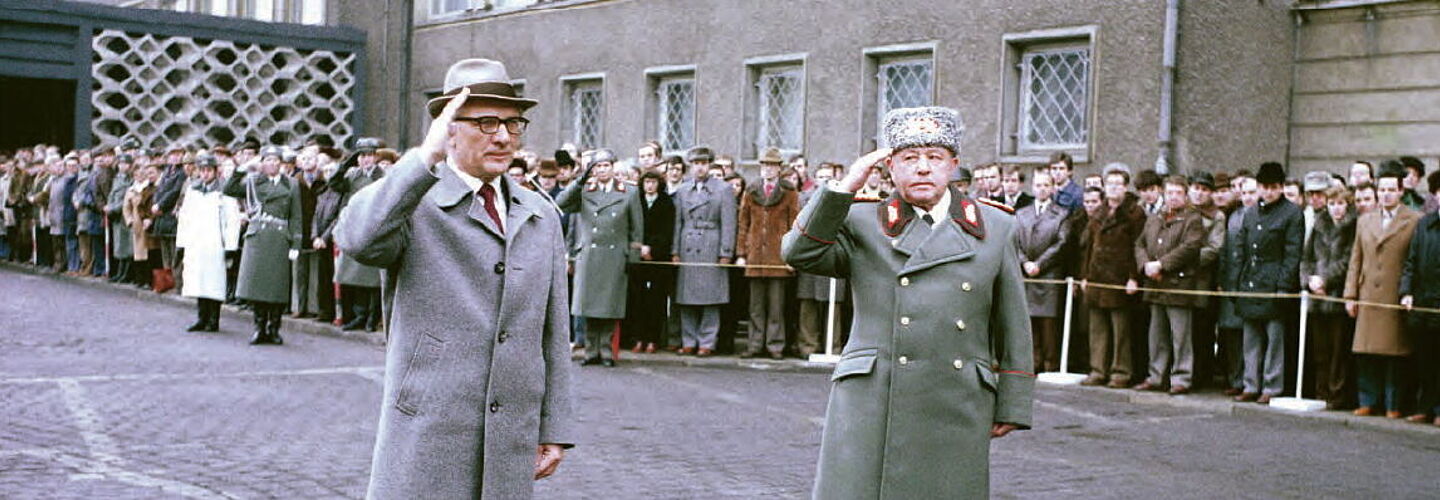 Erich Mielke empfängt Erich Honecker im Innenhof der Stasi-Zentrale am 8. Februar 1980 anlässlich des 30. Gründungstages der Stasi Erich Mielke empfängt Erich Honecker im Innenhof der Stasi-Zentrale am 8. Februar 1980 anlässlich des 30. Gründungstages der Stasi