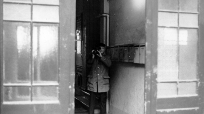 Titelbild der Posteraustsellung "Stasi. Was war das?" Überwachungsfoto von 1987, das als Titelbild der Posterausstellung für Schule gewählt wurden, Quelle:
<dreipc data-type="abbreviation" data-obj-uid="1" data-uid="3269">RHG</dreipc>