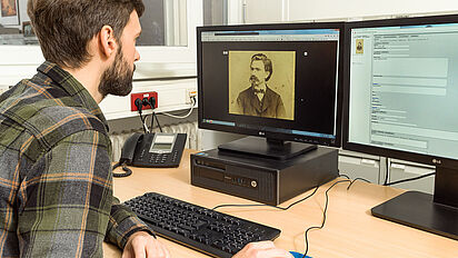 Mitarbeiter am Computer Mitarbeiter am Computer, Quelle:
<span class="nanospell-typo">BArch</span>, B 198 Bild 2020-1014-005 / Nobel, Jürgen