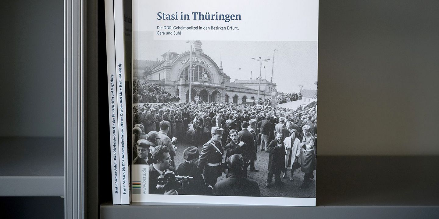 Stasi in der Region Bücher der Reihe "Stasi in der Region" in einem Bücherregal, Quelle:
BStU