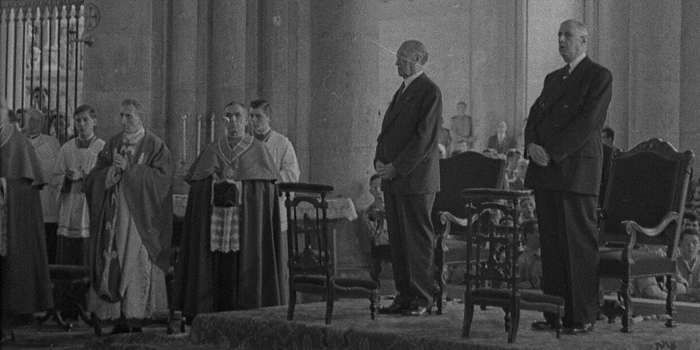 Versöhnungsmesse in der Kathedrale von Reims Konrad Adenauer und Charles de Gaulle stehen nebeneinander in einer Kathedrale. Neben ihnen sind mehrere Geistliche, im Hintergrund große Kirchenpfeiler und -fenster zu sehen., Quelle:
BArch, B 145 Bild-F013405-0028 / Steiner, Egon