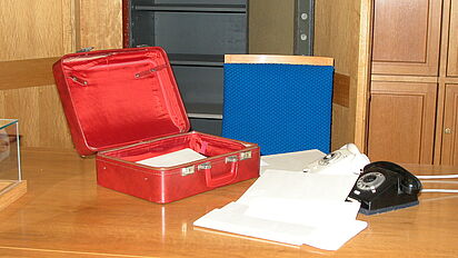 Mielkes Roter Koffer Der "Rote Koffer" auf Erich Mielkes ehemaligen Schreibtisch., Quelle:
<dreipc data-type="abbreviation" data-obj-uid="1" data-uid="1307">BStU</dreipc>