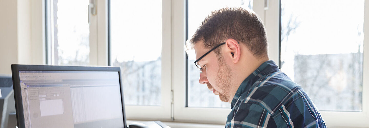 Mitarbeitender am Computer Mitarbeitender am Computer