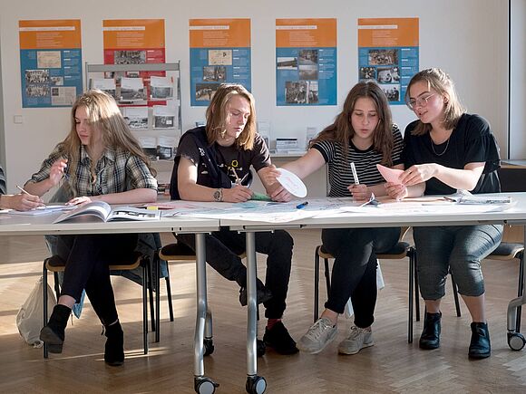 Gruppenarbeit mit Quellen aus dem Stasi-Unterlagen-Archiv Schülerinnen und Schüler bei der Gruppenarbeit in der Projektwerkstatt des Bundesarchiv – Stasi-Unterlagen-Archiv