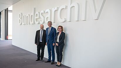 Michael Hollmann, Wolfram Weimer und Andrea Hänger im Foyer des Bundesarchiv-Standorts Berlin-Lichterfelde Michael Hollmann, Wolfram Weimer und Andrea Hänger stehen im Foyer des Bundesarchiv-Standorts Berlin-Lichterfelde vor dem Schriftzug „Bundesarchiv“., Quelle:
Bundesarchiv / Witzel