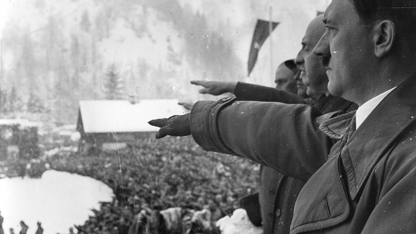 Eröffnungsfeier der Olympischen Winterspiele 1936 in Garmisch-Partenkirchen in Anwesenheit von Adolf Hitler Eröffnungsfeier der Olympischen Winterspiele 1936 in Garmisch-Partenkirchen in Anwesenheit von Adolf Hitler, Quelle:
BArch, R 8076 Bild-0008 / Hoffmann, Heinrich