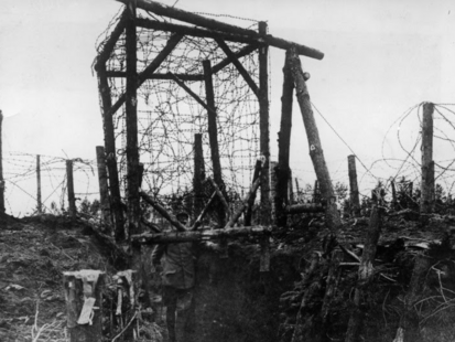 Eingang zum Horchposten mit großer Grabensperre bei Smorgon im Gouvernement Wilna, 1916 Eingang zum Horchposten mit großer Grabensperre bei Smorgon im Gouvernement Wilna, 1916