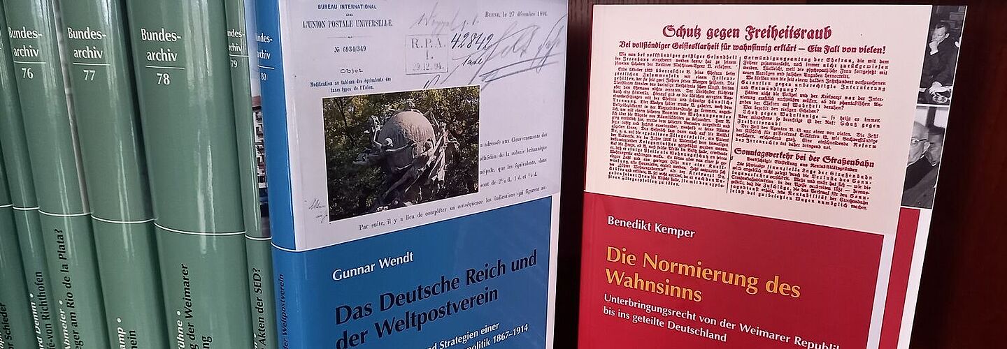 Publikationen des Bundesarchivs Verschiedene Publikationen des Bundesarchivs in Buchform mit grünen, blauen und roten Einbänden