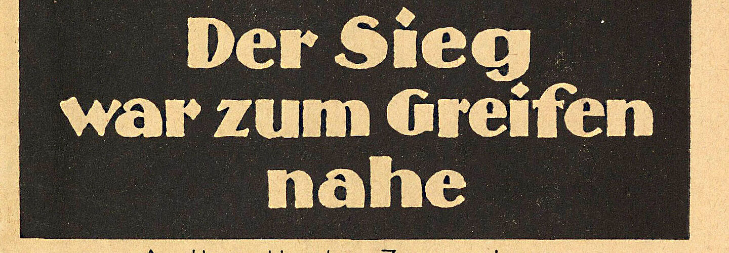 Deckblatt der Broschüre „Der Sieg war zum Greifen nah“, Berlin 1921 Farbig gedrucktes Deckblatt einer Broschüre mit Text vor schwarzem, weißem und rotem Hintergrund und Symbolen wie Wellen und flammenschlagende Kanonenkugeln