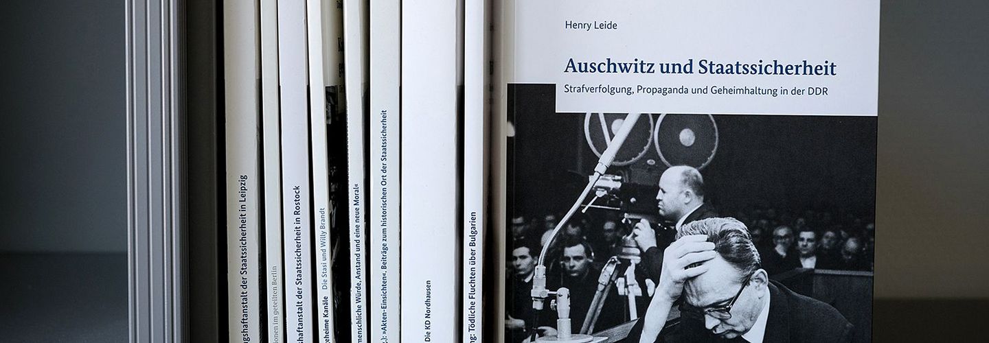 BF informiert Bücher der Reihe "BF informiert" in einem Bücherregal