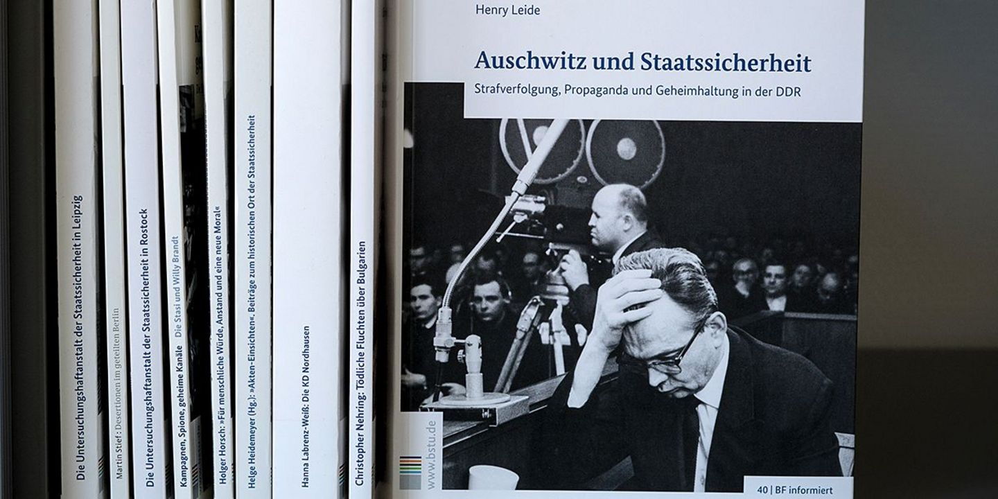 BF informiert Bücher der Reihe "BF informiert" in einem Bücherregal, Quelle:
BStU