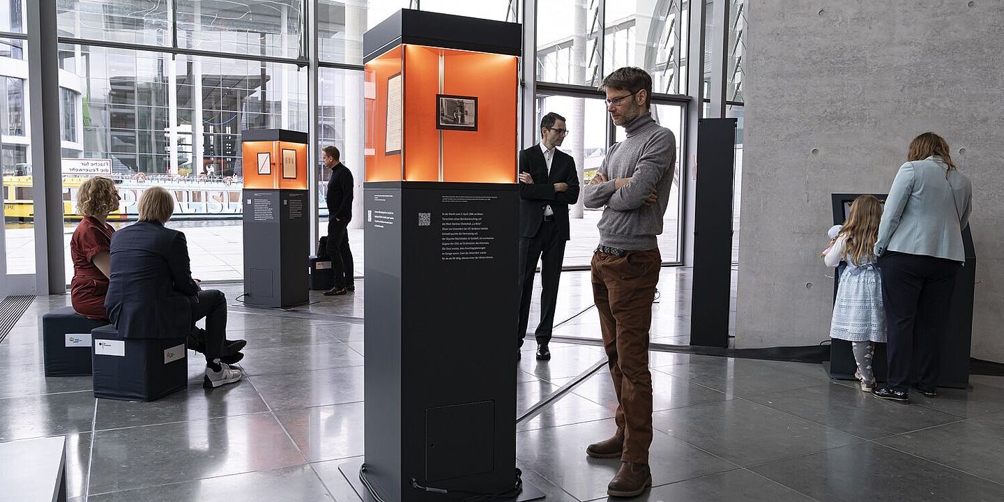 Blick in die Ausstellung Mehrere Personen stehen und sitzen in der Ausstellung "Alles Wissen Wollen" im Bundestag., Quelle:
Bundesarchiv / Witzel