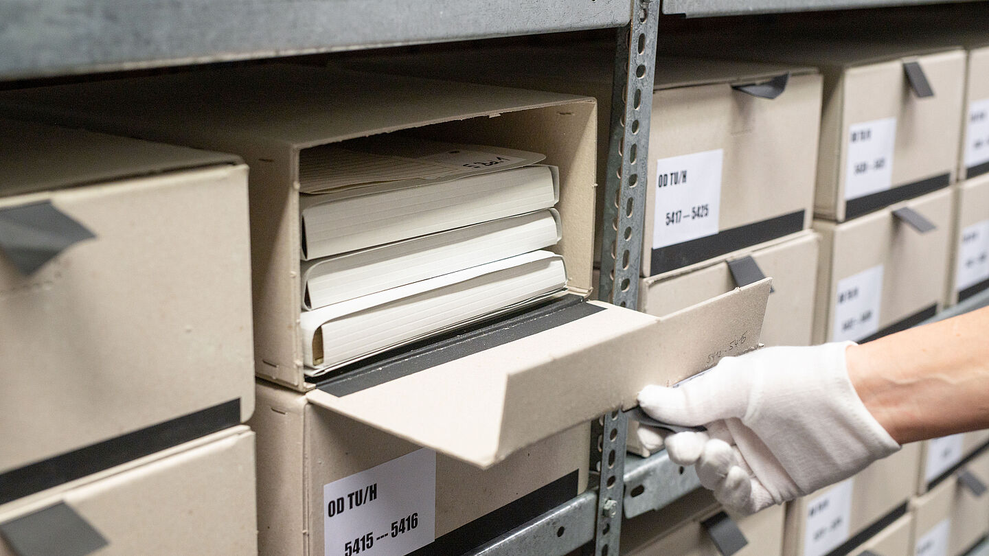StUA Dresden, Magazin Archivkartons mit Akten im Stasi-Unterlagen-Archiv