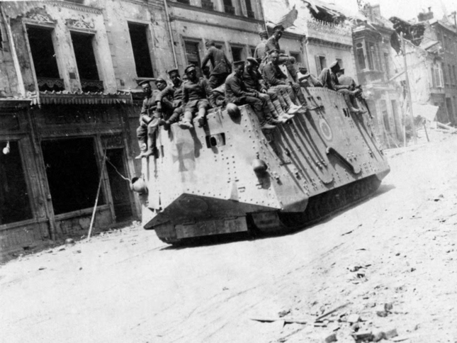 Deutsche Soldaten auf einem Sturmpanzerwagen A 7 V in Roye an der Somme, 1918 Deutsche Soldaten auf einem Sturmpanzerwagen A 7 V in Roye an der Somme, 1918