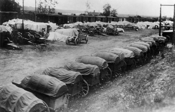 Kriegspost auf dem Bahnhof Landwarowo bei Wilna, 1915 Wagen mit Kriegspost auf dem Bahnhof Landwarowo bei Wilna, 1915