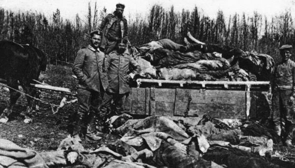 Abtransport deutscher Kriegstoter bei Verdun, 1916/1917 Soldaten posieren beim Abtransport deutscher Kriegstoter bei Verdun, 1916/1917