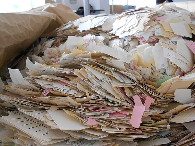 Schnipsel von Stasi-Unterlagen liegen in einem Sack.