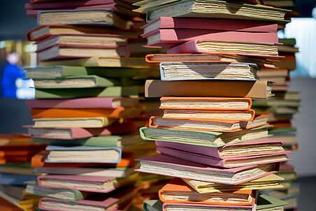 Aktenstapel der Bildhauerin Barbara Krückemeyer Aktenstapel im Eingangsbereich (Detailansicht)