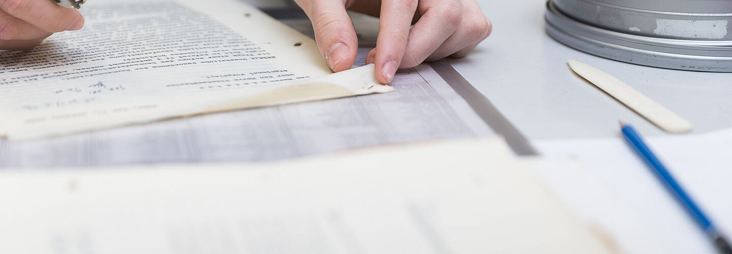 Arbeit mit Dokumenten Heften von Dokumenten