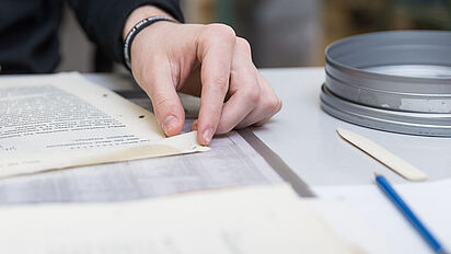 Arbeit mit Dokumenten Heften von Dokumenten, Quelle:
<span class="nanospell-typo">BArch</span>, B 198 Bild-2017-0301-007 / Nobel, Jürgen