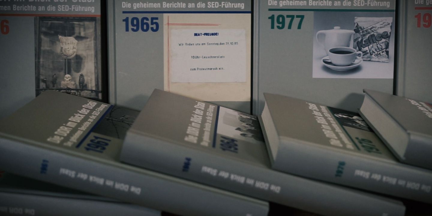 DDR im Blick Bücher der Reihe "DDR im Blick" in einem Bücherregal, Quelle:
BStU / Mulders