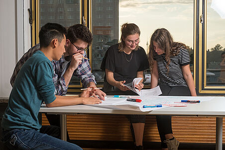 Lernen vor historischer Kulisse Schülerinnen und Schüler beim Quellenstudium am Abend in der Projektwerkstatt