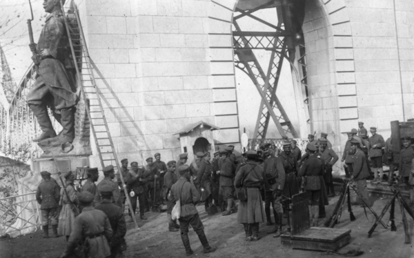Deutsche Truppen im eroberten Constanza in Rumänien, östliche Einfahrt der Cernavoda-Brücke, 1916 Deutsche Truppen im eroberten Constanza in Rumänien, östliche Einfahrt der Cernavoda-Brücke, 1916