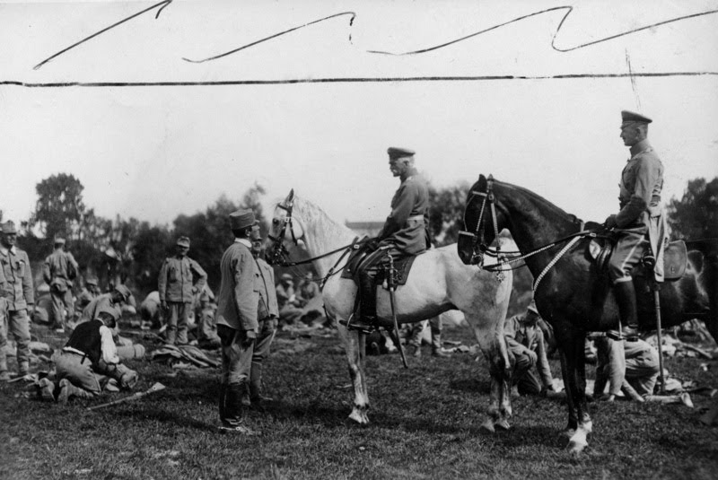 Generalfeldmarschall August von Mackensen in einem österreichisch-ungarischen Biwak, 1915 Generalfeldmarschall August von Mackensen zu Pferd in einem österreichisch-ungarischen Biwak, 1915