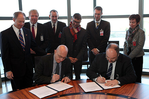 Unterzeichnung eines Kooperationsvertrages mit dem United States Holocaust Memorial Museum in der US-Botschaft in Berlin, Februar 2014 Bild von der Unterzeichnung eines Kooperationsvertrages mit dem United States Holocaust Memorial Museum in der US-Botschaft in Berlin, Februar 2014