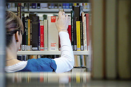 Nutzerin in der Bibliothek des Stasi-Unterlagen-Archivs Nutzerin in der Bibliothek des Stasi-Unterlagen-Archivs