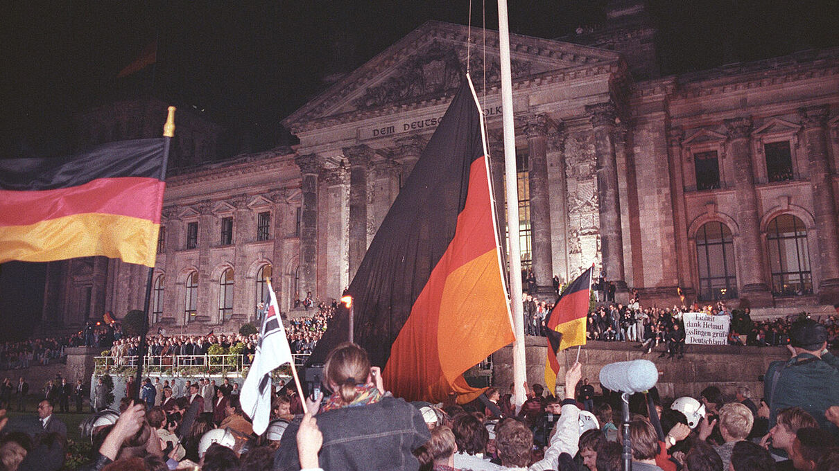 Menschenmenge vor dem Reichstag am 3. Oktober 1990 Farbaufnahme einer Menschenmenge vor dem Reichstag in Berlin