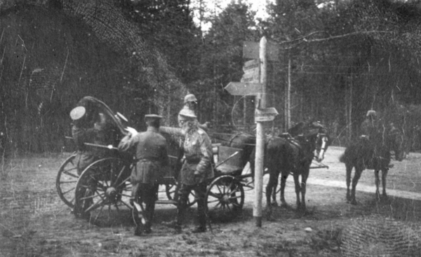 Generalfeldmarschall Prinz Leopold von Bayern lässt sich von einem Offizier (Erich Hirt) die Beresina-Stellung erklären, 1916 Generalfeldmarschall Prinz Leopold von Bayern lässt sich von einem Offizier (Erich Hirt) die Beresina-Stellung erklären, 1916