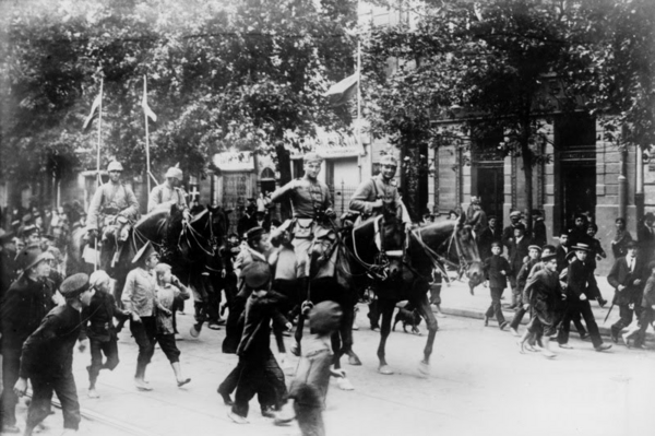 Einmarsch der deutschen Truppen in Warschau, 1915 Einmarsch der deutschen Truppen zu Pferd in Warschau, 1915
