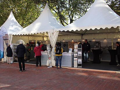 Der Stand des Stasi-Unterlagen-Archivs auf der Besuchermeile in Kiel.
