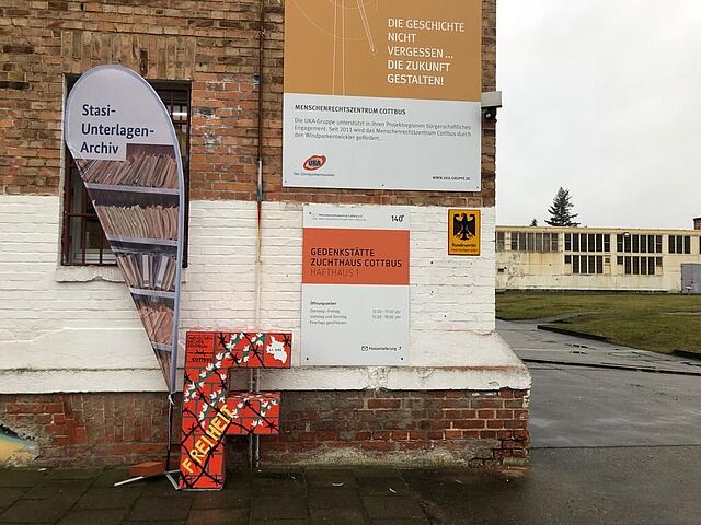 Stasi-Unterlagen-Archiv Cottbus (im Aufbau) Hinweiseschilder an den Mauern der Gedenkstätte Zuchthaus Cottbus