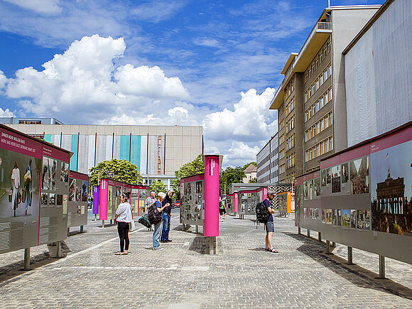 Die Open-Air-Ausstellung „Revolution und Mauerfall“ im Innenhof der ehemaligen Stasi-Zentrale ist rund um die Uhr frei zugänglich Das Bild zeigt Menschen, die sich im Innenhof der „Stasi-Zentrale. Campus für Demokratie“ die Open-Air-Ausstellung „Revolution und Mauerfall“ ansehen