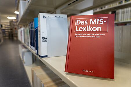 MfS-Lexikon in der Bibliothek des Stasi-Unterlagen-Archivs MfS-Lexikon in der Bibliothek des Stasi-Unterlagen-Archivs