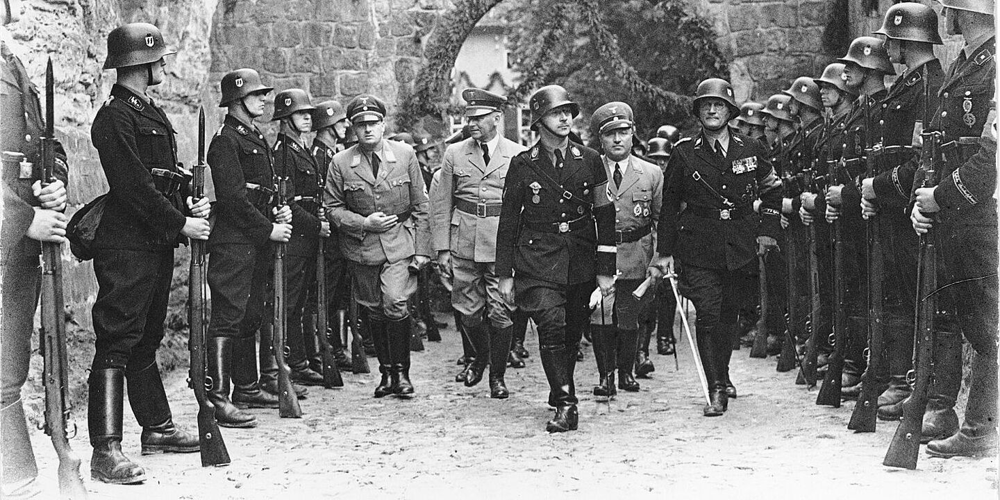 Heinrich Himmler in Quedlinburg, 1936 Reichsführer-SS Heinrich Himmler besucht das Grab von König Heinrich I. in Quedlinburg., Quelle:
BArch, Bild 183-S16571 / Spahn