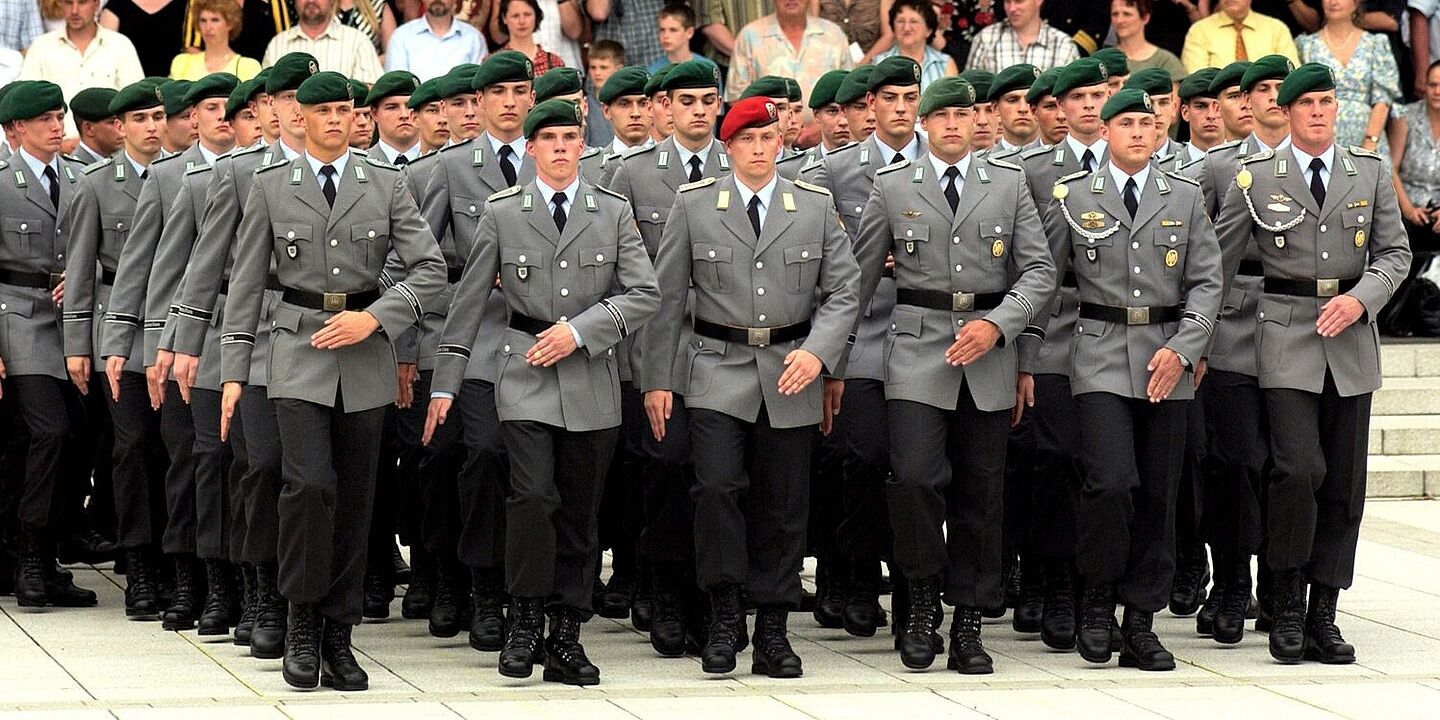 Gelöbnis zum 60. Jahrestag des Attentats auf Adolf Hitler, 20. Juli 2004 Mehrere Bundeswehrsoldaten marschieren. Im Hintergrund sind Zuschauerinnen und Zuschauer zu sehen., Quelle:
Bundesregierung, B 145 Bild-00000901 / Bolesch, Sebastian