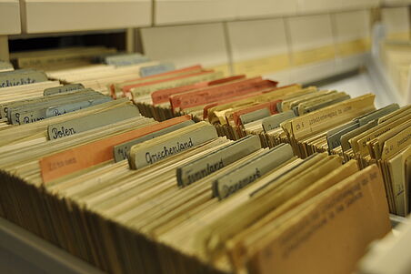 Karteikarten in einem Schrank Karteikarten in einem Schrank