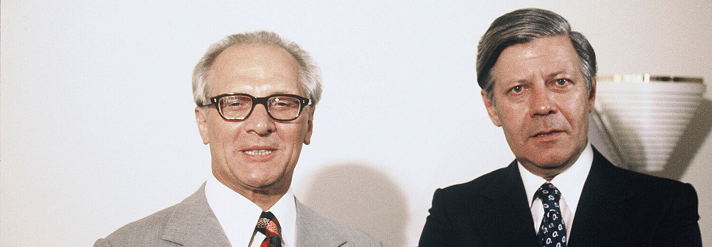 Helmut Schmidt und Erich Honecker am Rande der KSZE-Konferenz 1975 Erich Honecker und Helmut Schmidt stehen nebeneinander und blicken in die Kamera.
