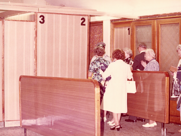 Kontrollkabinen im Mehrere Personen vor den Kontrollkabinen im "Tränenpalast"