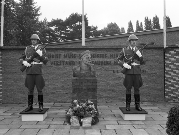 MfS_WR-Berlin_Fo_Nr-233_Bild-010.tif Schwarzweiß Aufnahme der Ehrenwache 1987 am Dzierzynski-Denkmal in der Kaserne des Wachregiments in Adlershof; links und rechts vom Denkmal steht ein Soldat mit Gewehr; vor dem Denkmal liegt ein Blumenkranz.