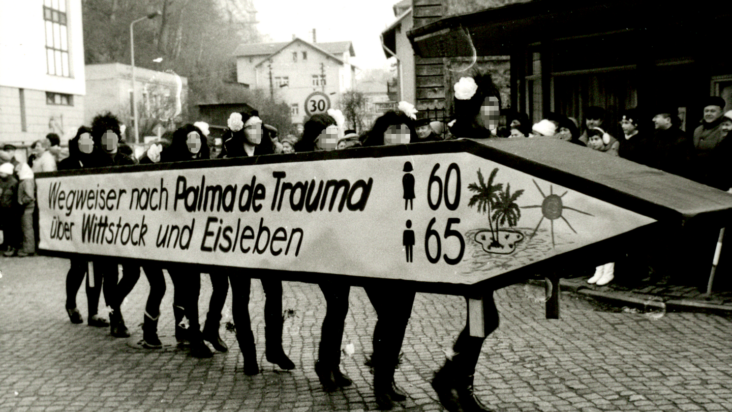 Acht Personen weisen den Weg beim Karneval Acht Personen weisen den Weg beim Karneval