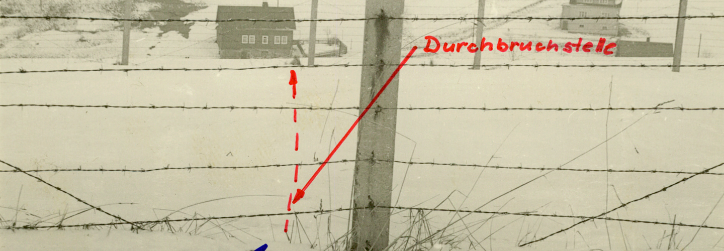 Foto mit Markierung des "Grenzdurchbruchs" Die Drittklässler krochen unterhalb des Stacheldrahtes hindurch. Auf den Bildern ist die "Durchbruchstelle" genau festgehalten. Die Ortschaft Sattelgrund lag bereits in der Bundesrepublik.
