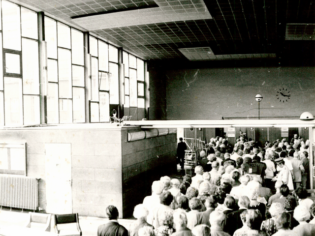 Warten im Menschenschlange im "Tränenpalast" am Bahnhof Friedrichstraße.