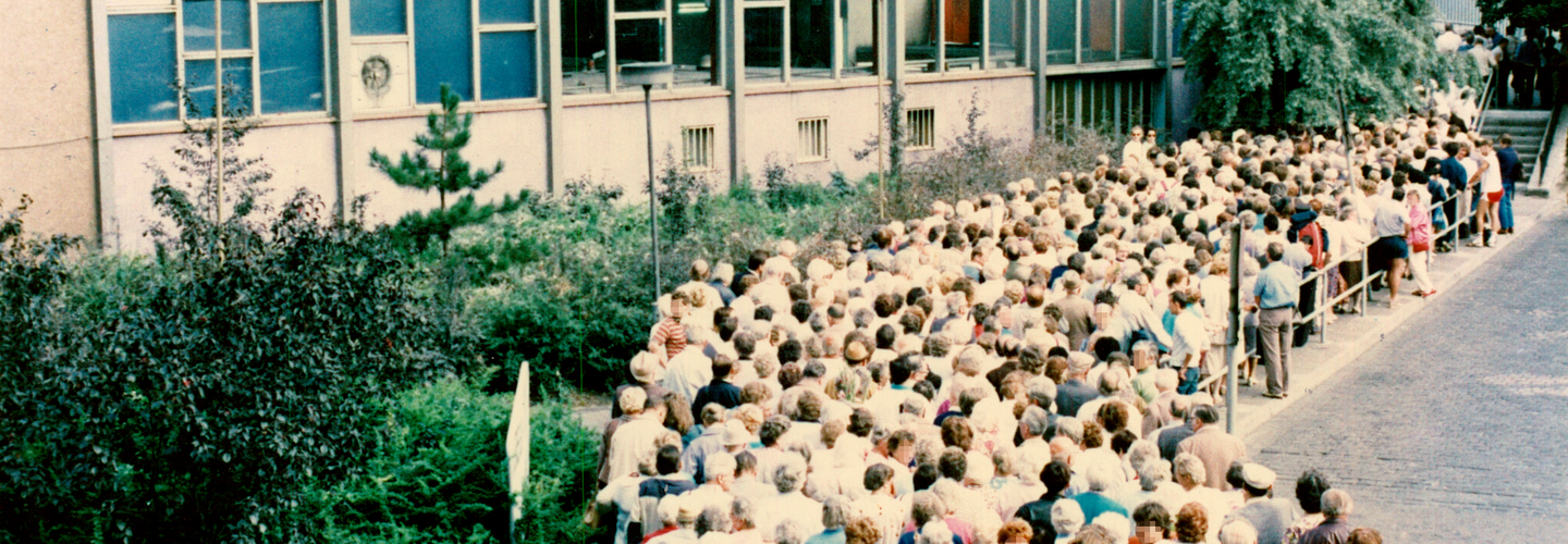 "Tränenpalast" am Bahnhof Friedrichstraße in Ost-Berlin Blick auf eine Menschenschlange vor dem Tränenpalast am Bahnhof Friedrichstraße.