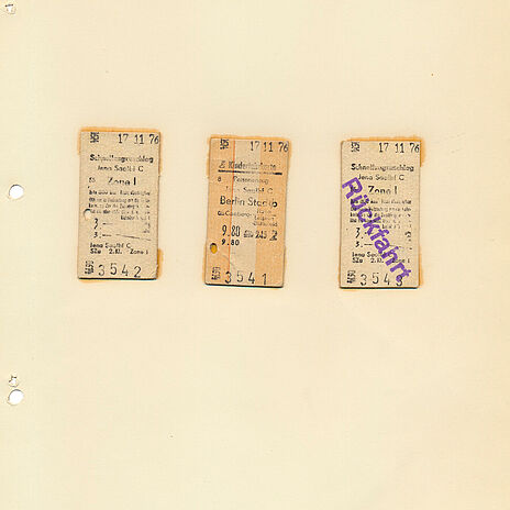 Beweismittel Fahrkarten des Bernd Markowsky, o.D. Ein Blatt, auf dem drei Fahrkarten nebeneeinander aufgeklebt sind. Auf der rechten steht in lila Schrift "Rückfahrt".